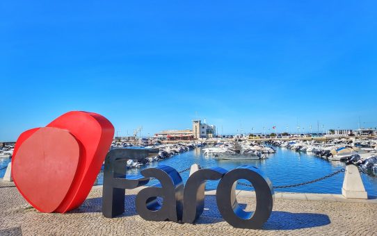 Faro y el pulpo de Santa Luzía, santo y seña del Algarve